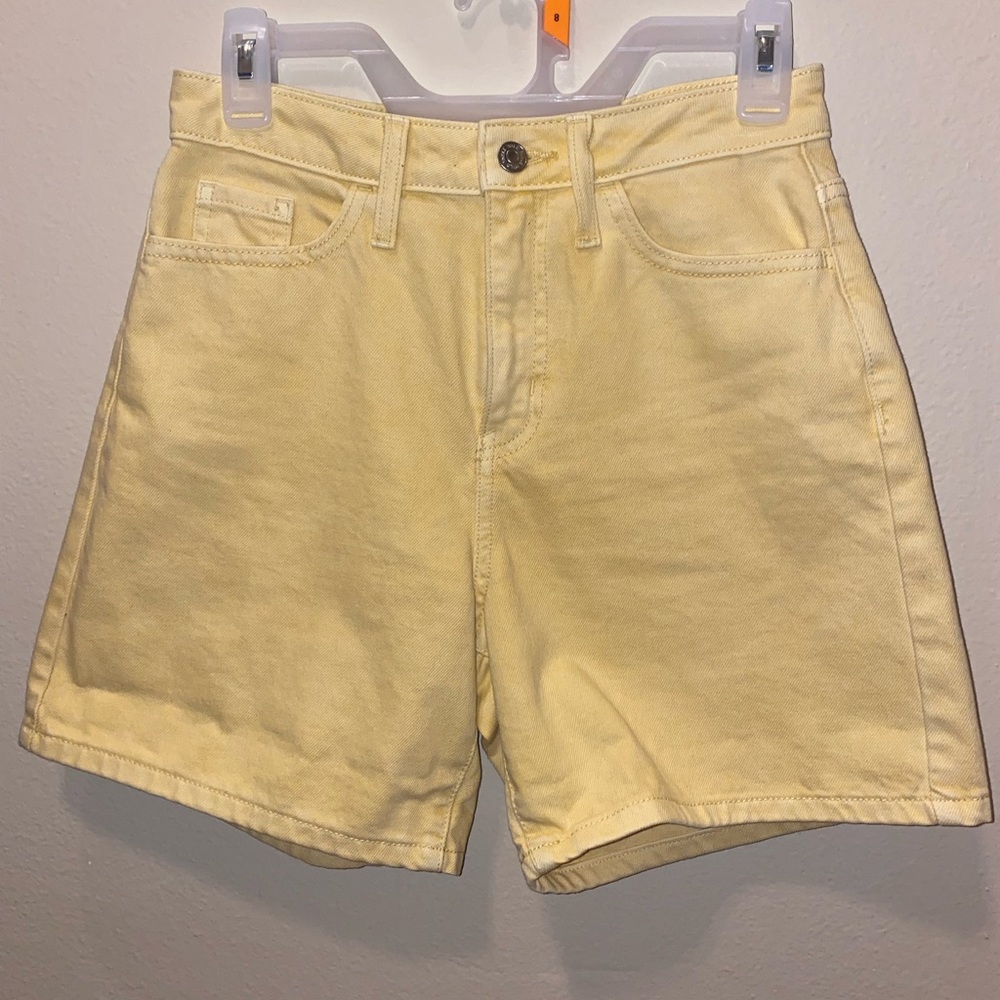 Yellow denim short.